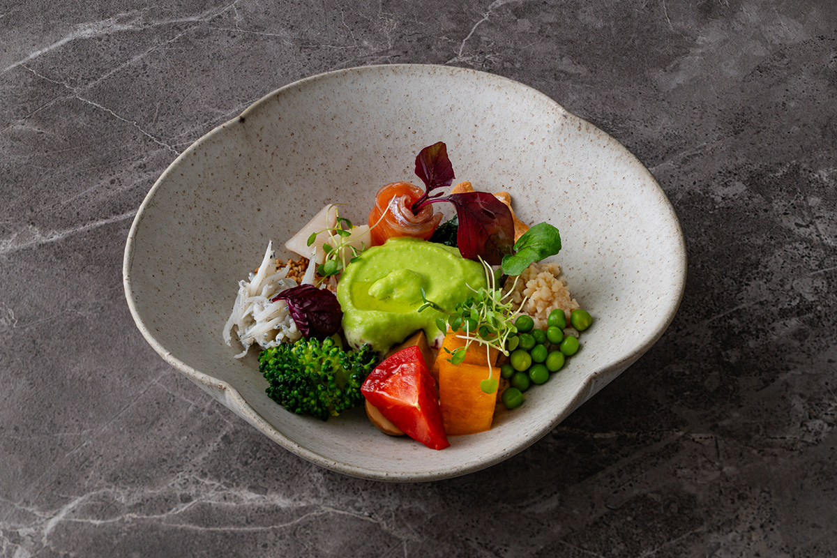 Appetizer しらすとくぬぎ鱒、帆立のリースサラダ グリンピースのサイフォン
