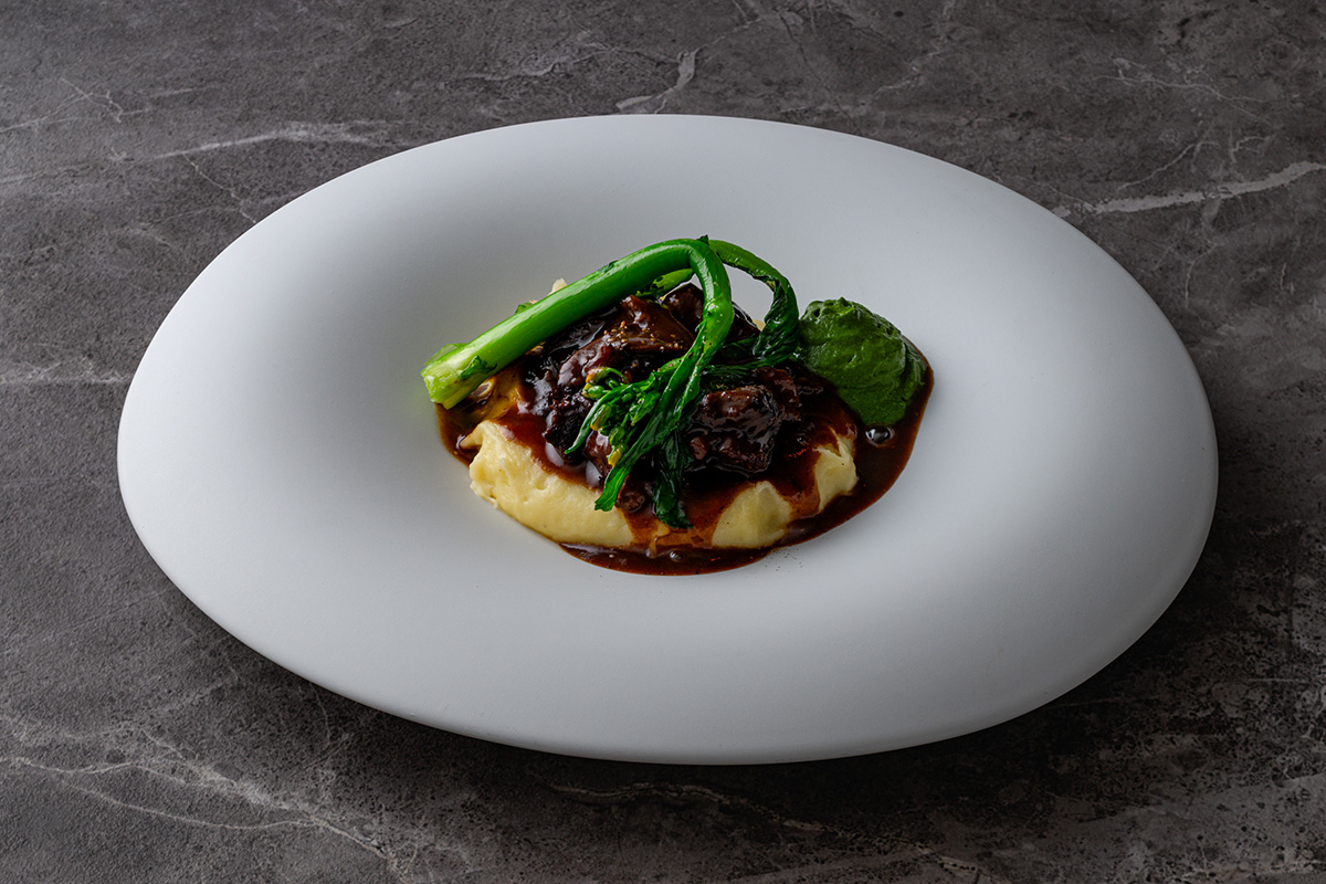 Main 牛テールのエフィロシェ ジャガイモのムースリーヌ クレソンとワサビのエモルショネ