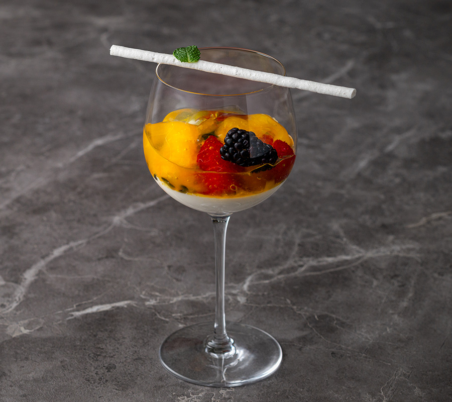 コーヒーとオレンジのパンナコッタ 季節のフルーツ マチェドワンヌ サフランのジュレ